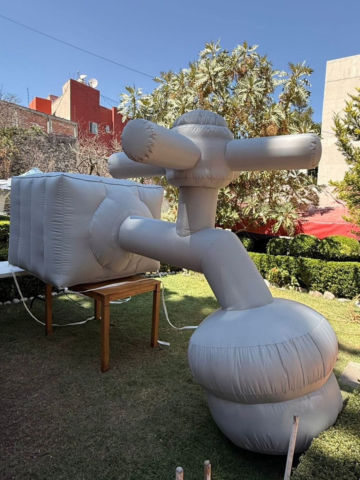 Replica-inflable-llave-Tinto360