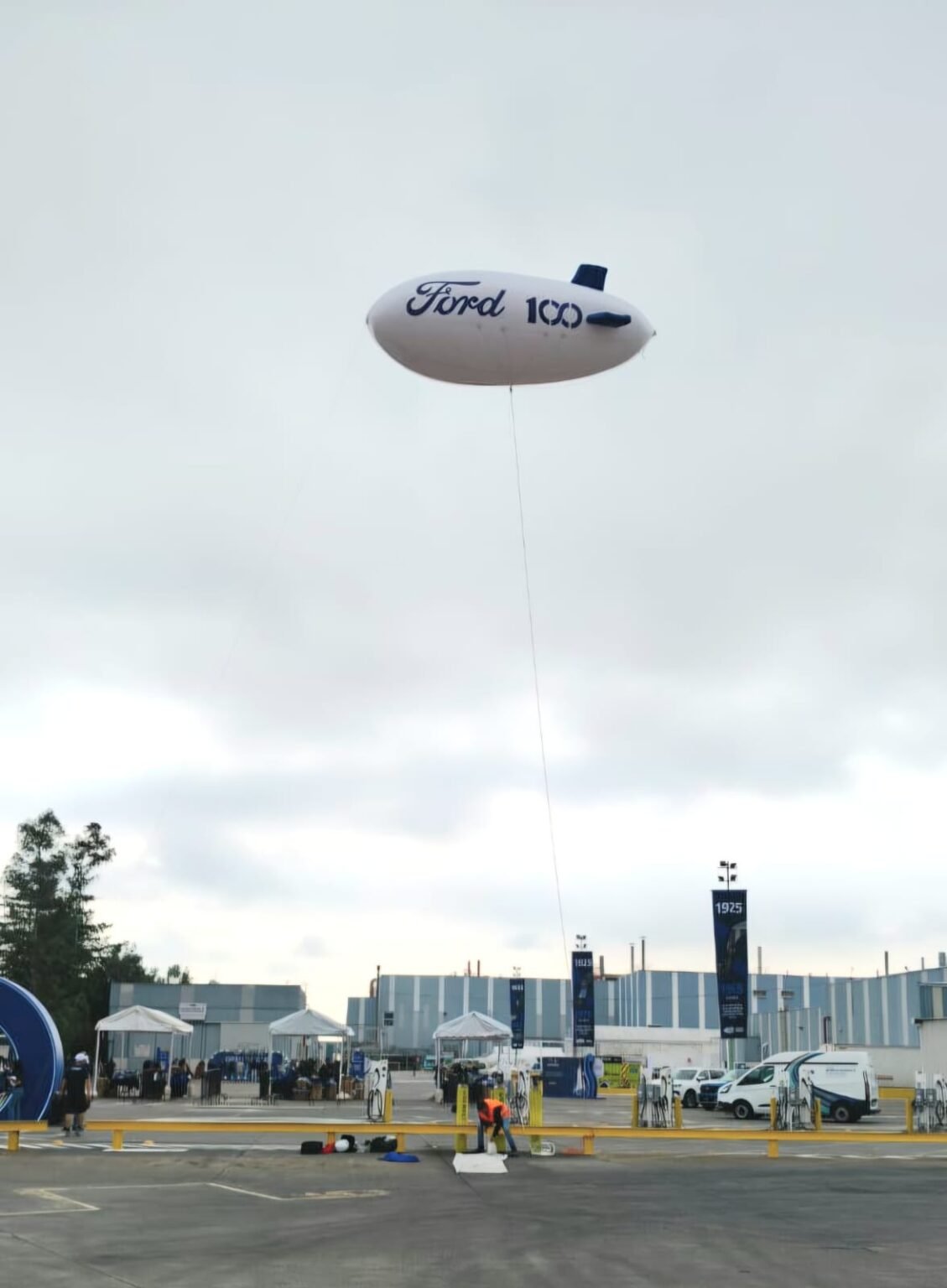ZeppelinCautivo-Ford-Tinto360